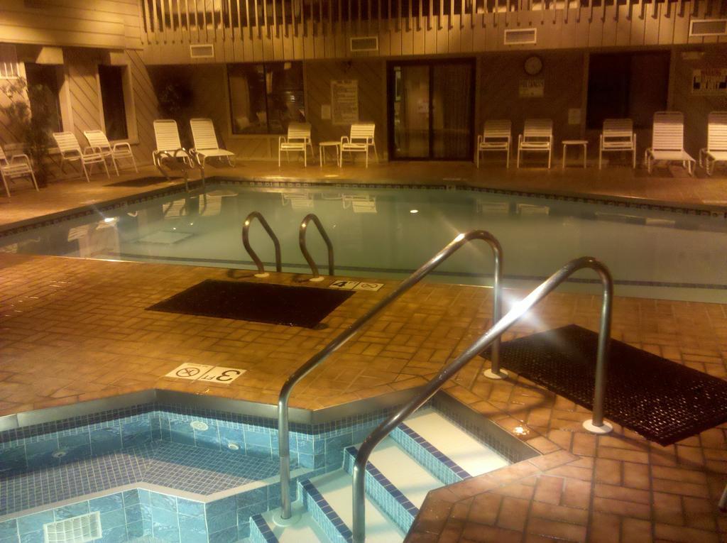 Ramada By Wyndham Wisconsin Dells I-90 Hotel Lake Delton Exterior foto
